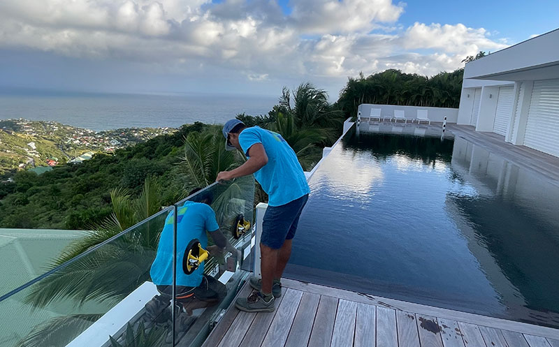 Aluver Saint-Barthélémy - Techniciens pose garde-corps terrasse piscine